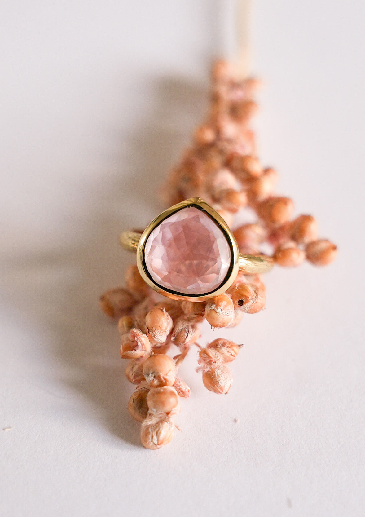 Anillo Amuleto Gandía Cuarzo Rosa