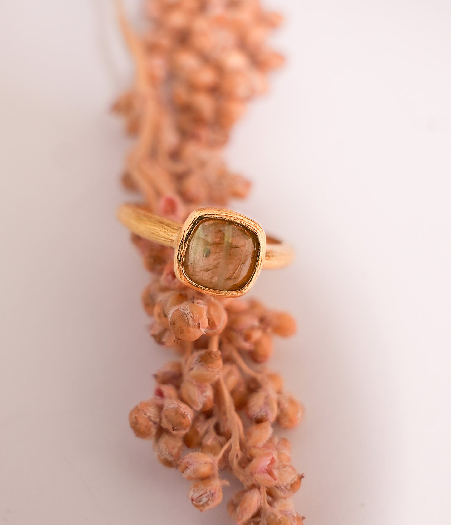 Anillo Amuleto Alfidia Labradorita Clara