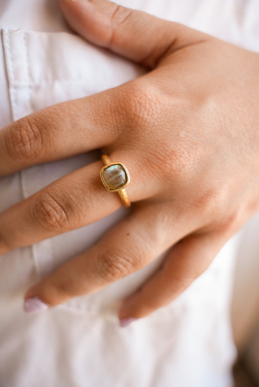 Anillo Amuleto Alfidia Labradorita Clara