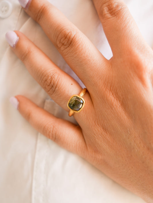 Anillo Amuleto Alfidia Labradorita oscura